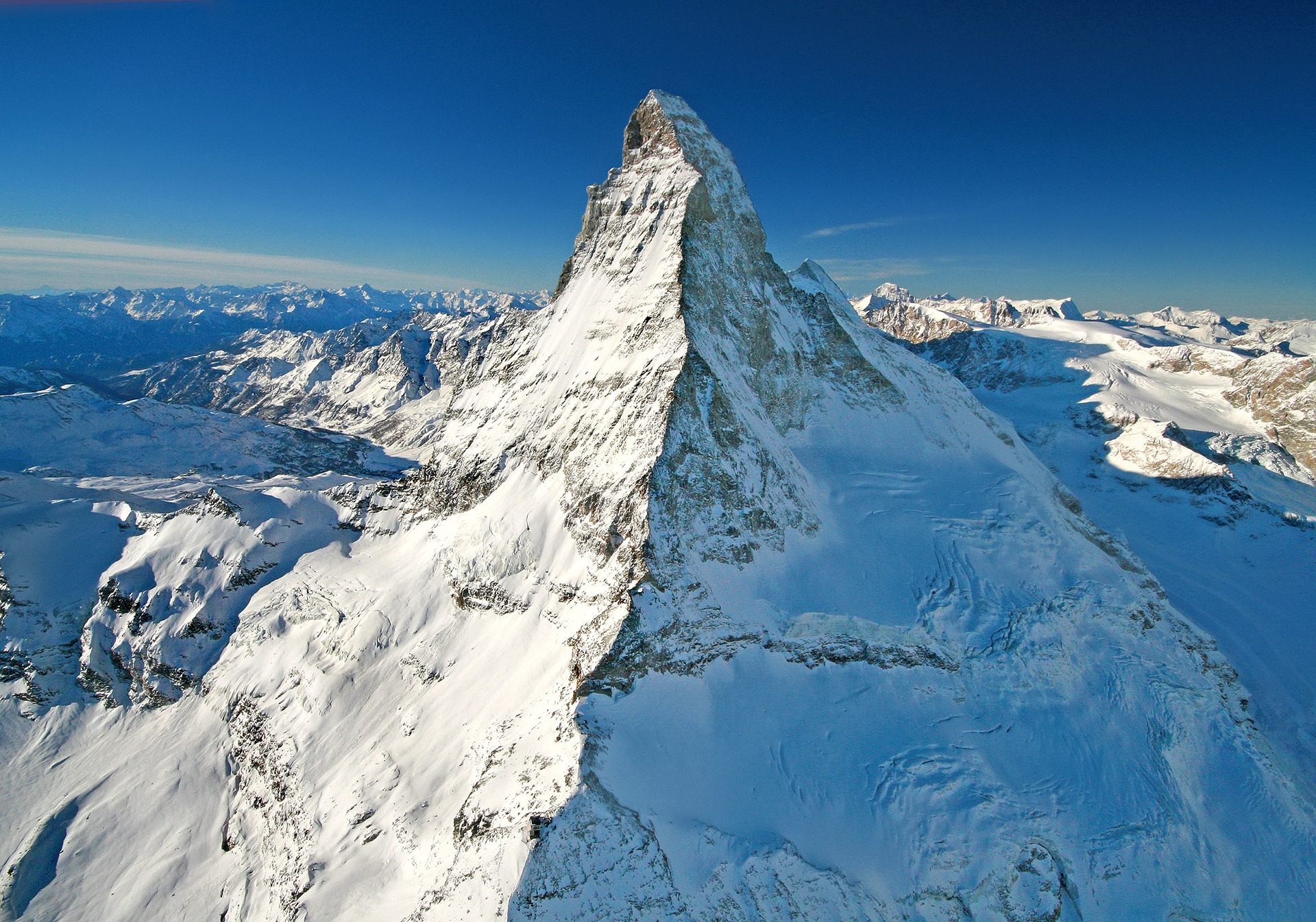 Snötäckt bergstopp i Alperna